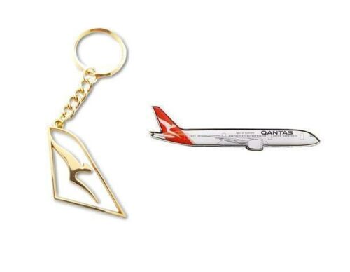 Set Of 2 Qantas Australia Gold Cut Out Keyring & Boeing B787 Plane Pin Badge Aviation Airline Lapel Kangaroo 